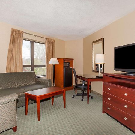 Days Inn By Wyndham Utica Buitenkant foto