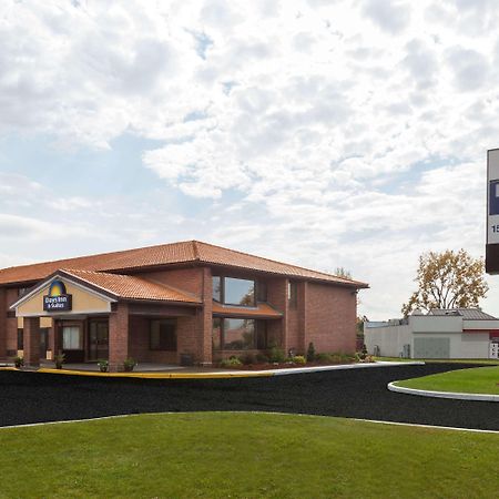 Days Inn By Wyndham Utica Buitenkant foto