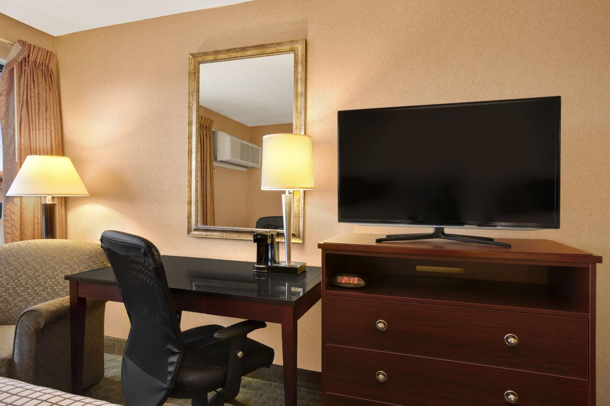 Days Inn By Wyndham Utica Buitenkant foto