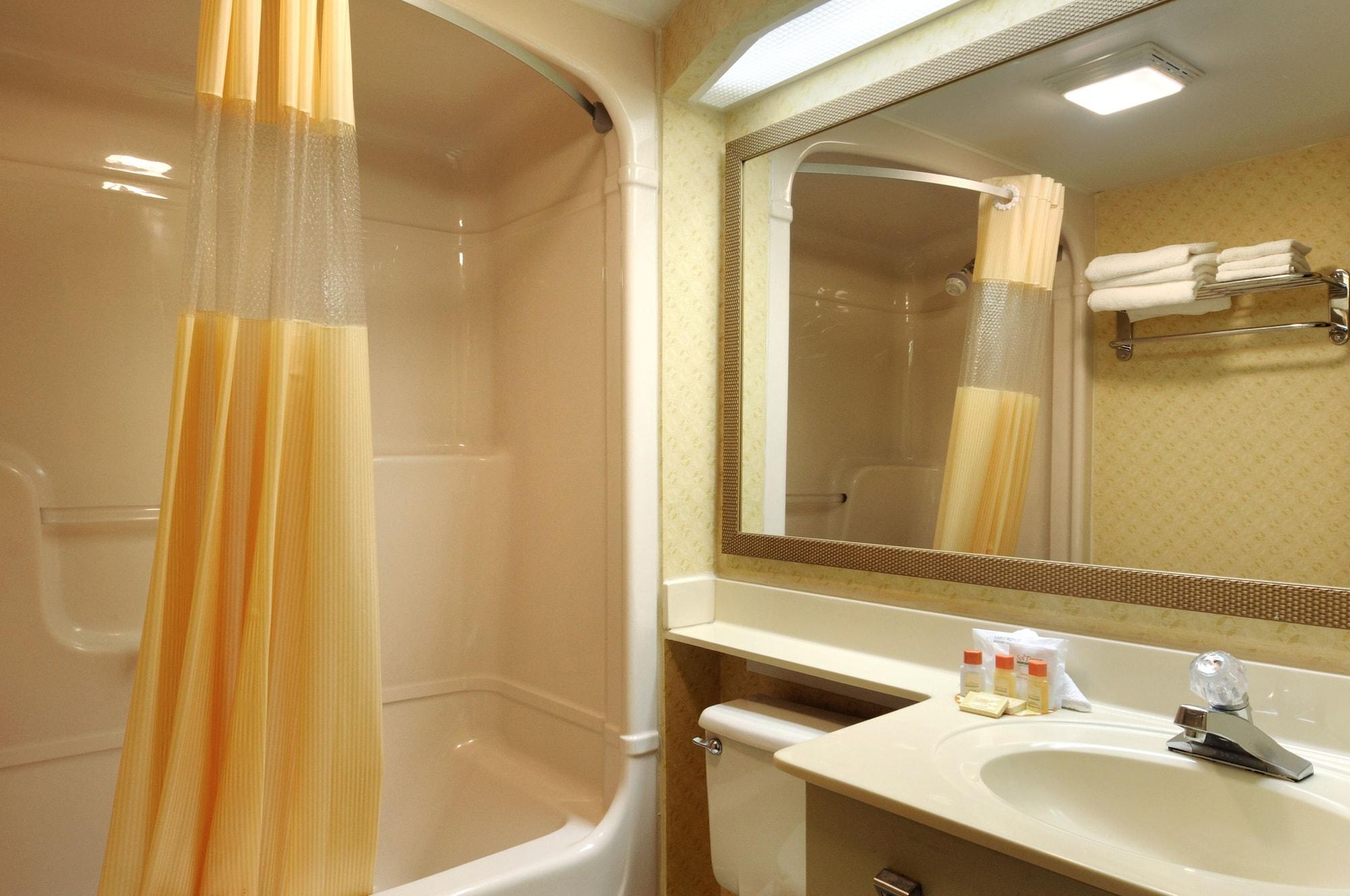 Days Inn By Wyndham Utica Buitenkant foto