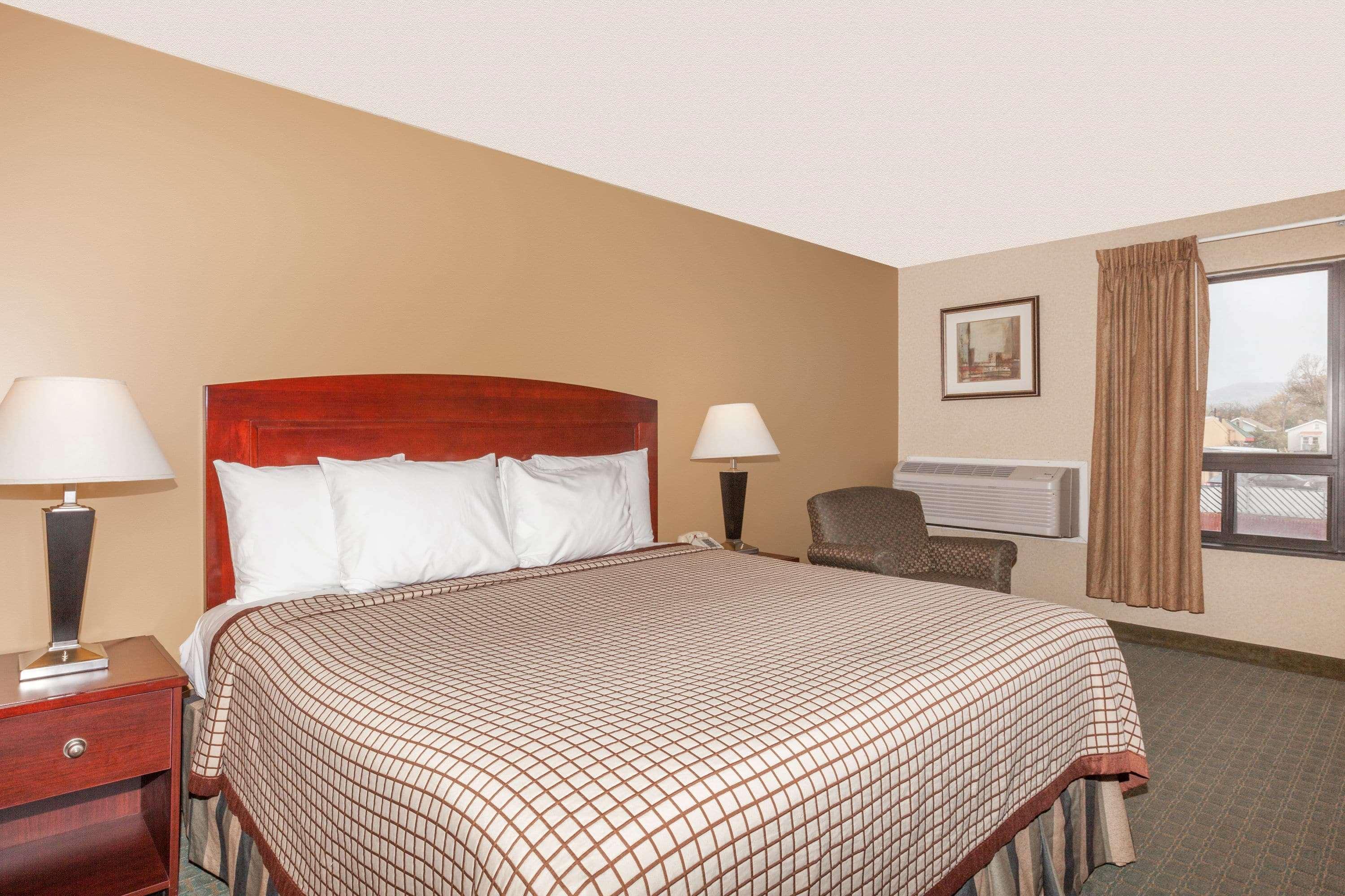 Days Inn By Wyndham Utica Buitenkant foto