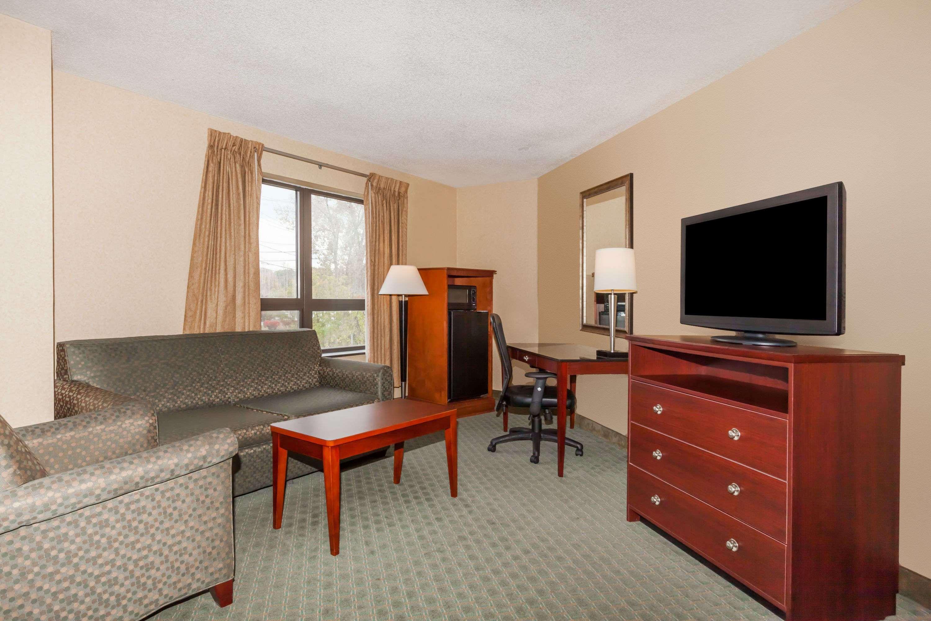 Days Inn By Wyndham Utica Buitenkant foto