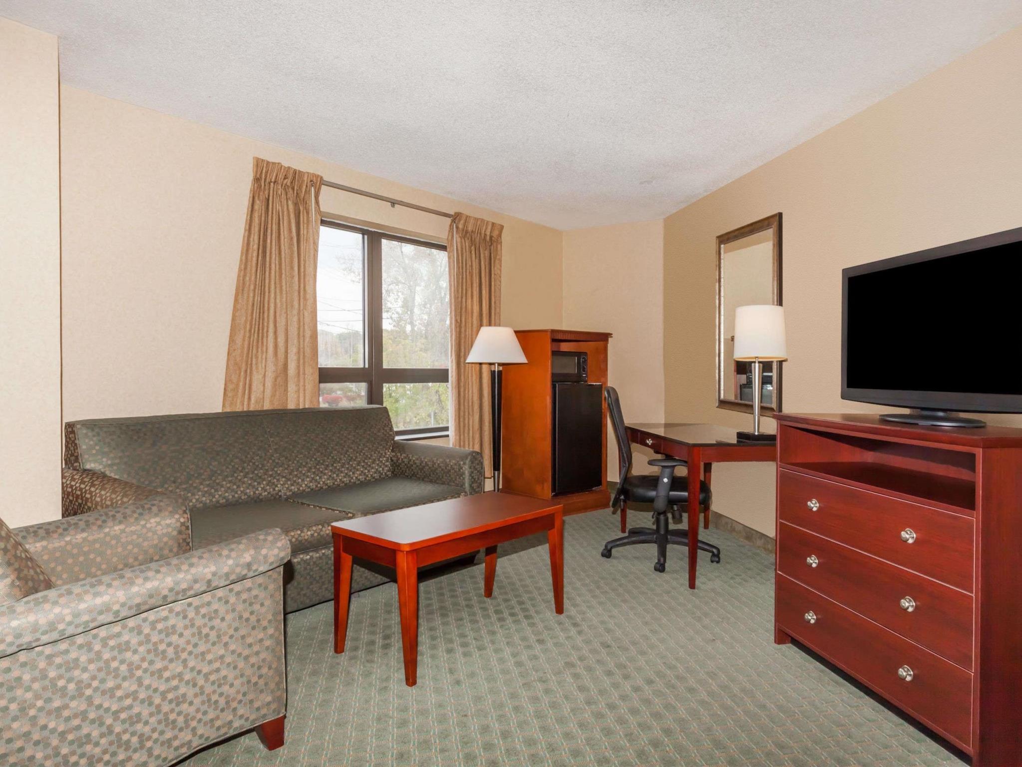 Days Inn By Wyndham Utica Buitenkant foto