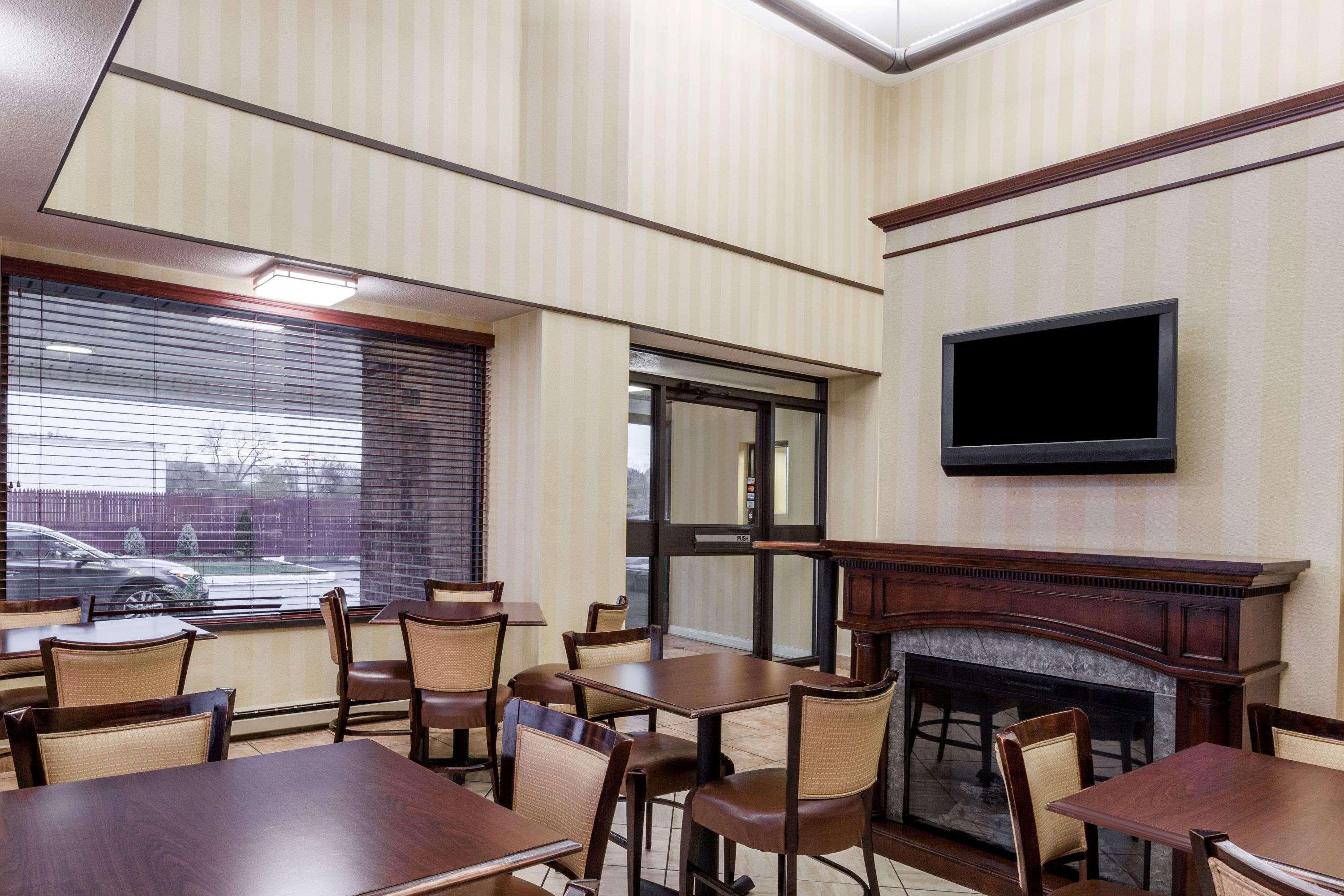 Days Inn By Wyndham Utica Buitenkant foto