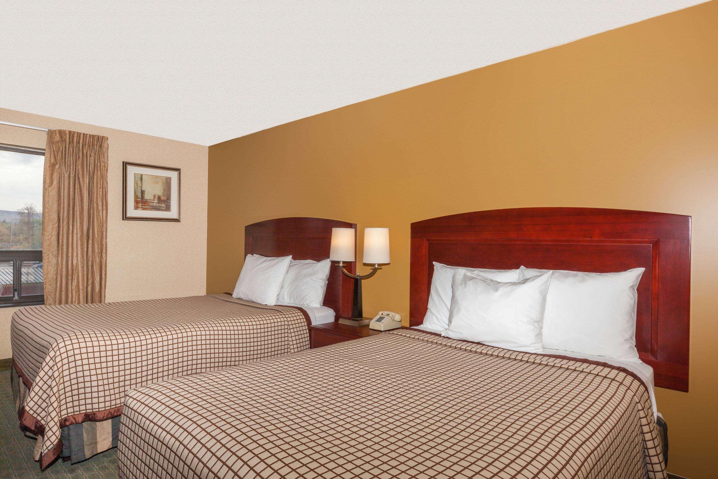 Days Inn By Wyndham Utica Buitenkant foto