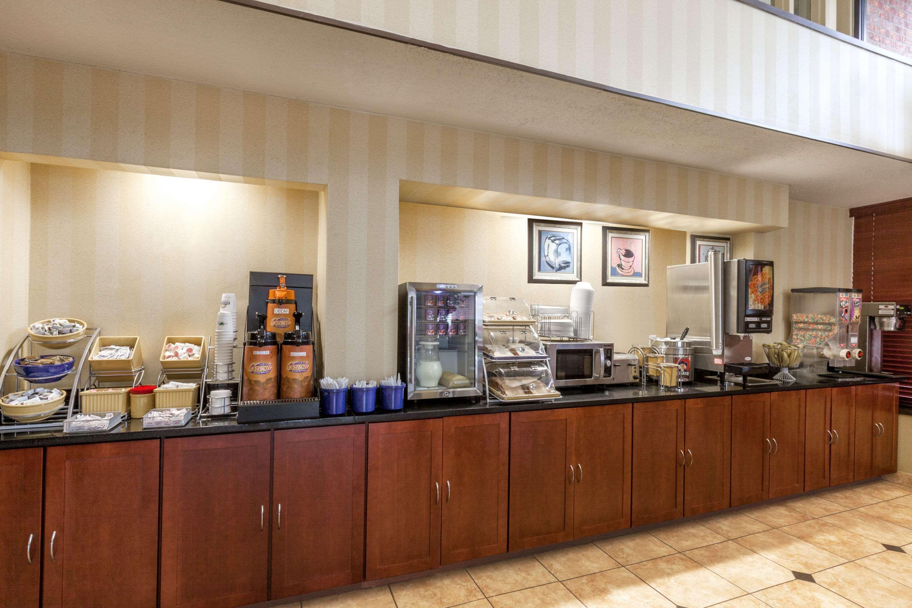 Days Inn By Wyndham Utica Buitenkant foto