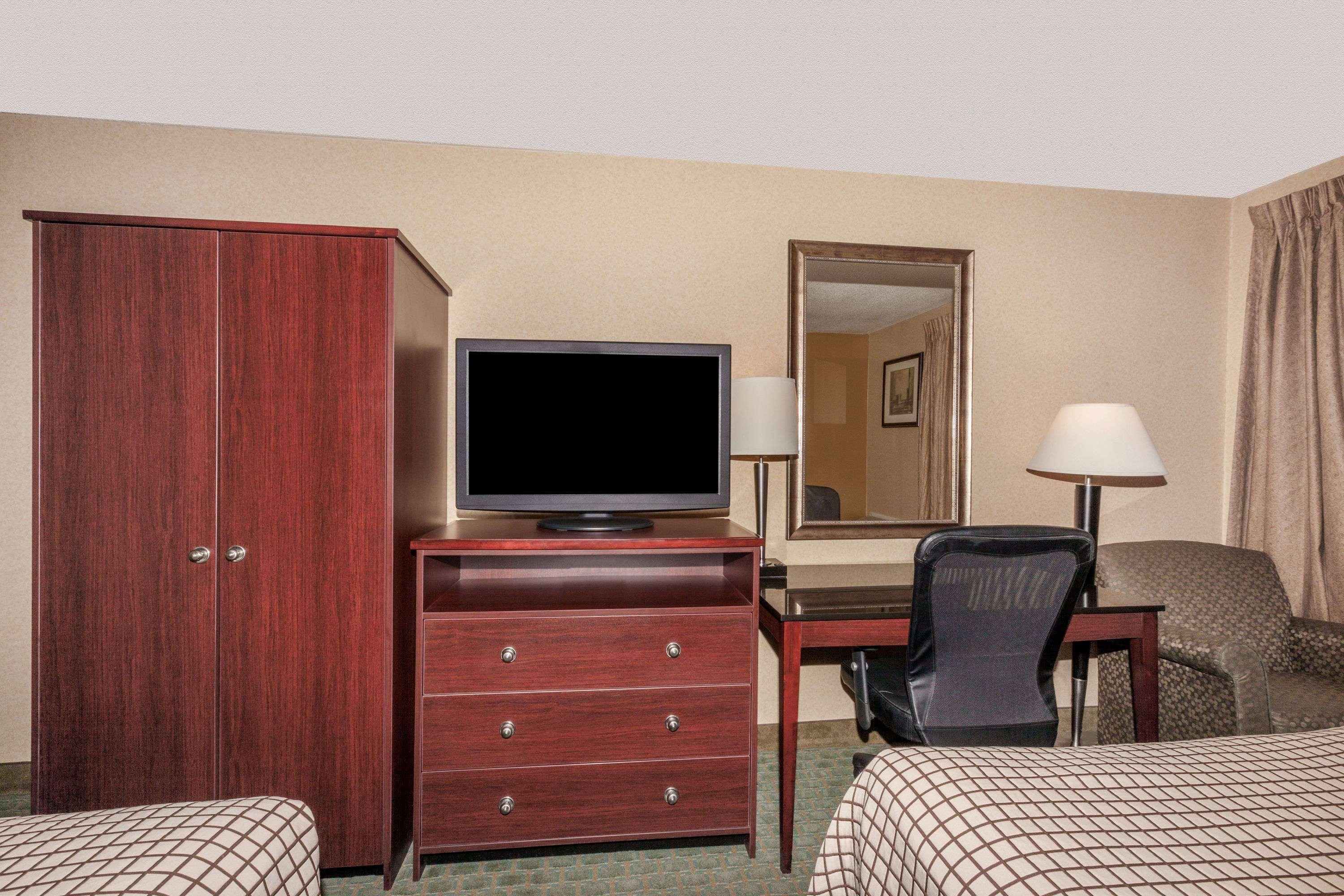 Days Inn By Wyndham Utica Buitenkant foto