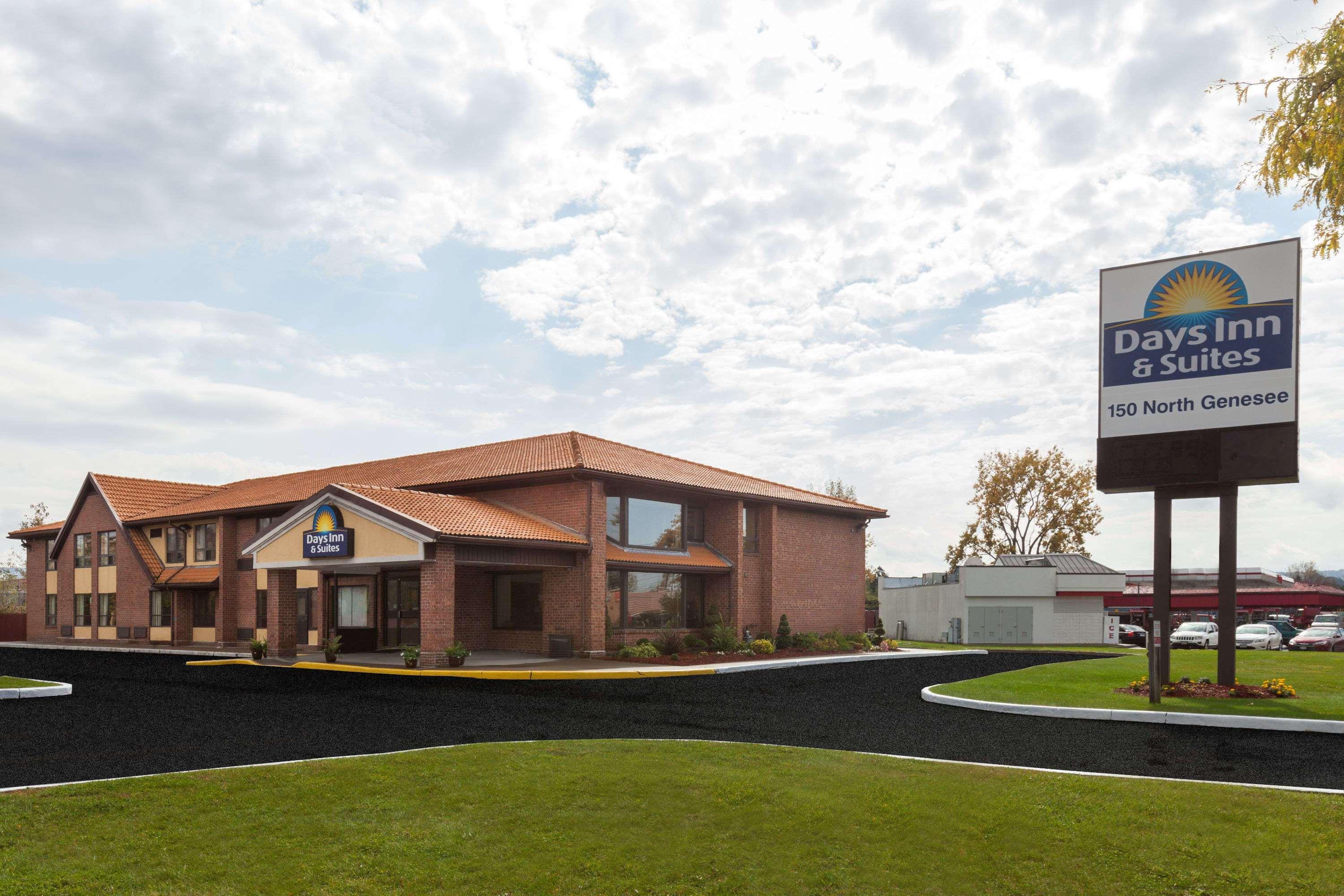 Days Inn By Wyndham Utica Buitenkant foto