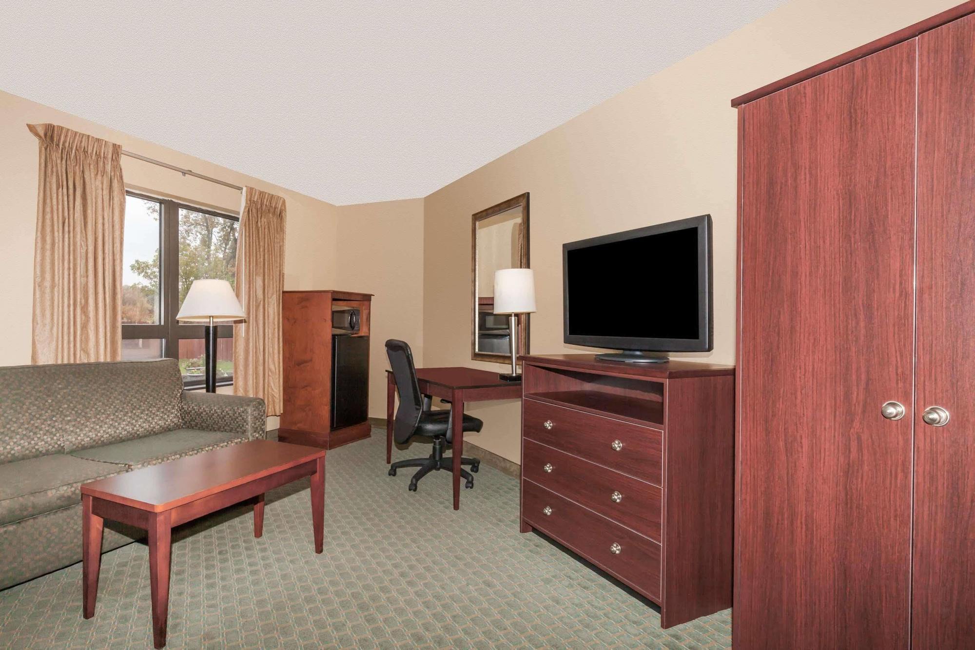 Days Inn By Wyndham Utica Buitenkant foto