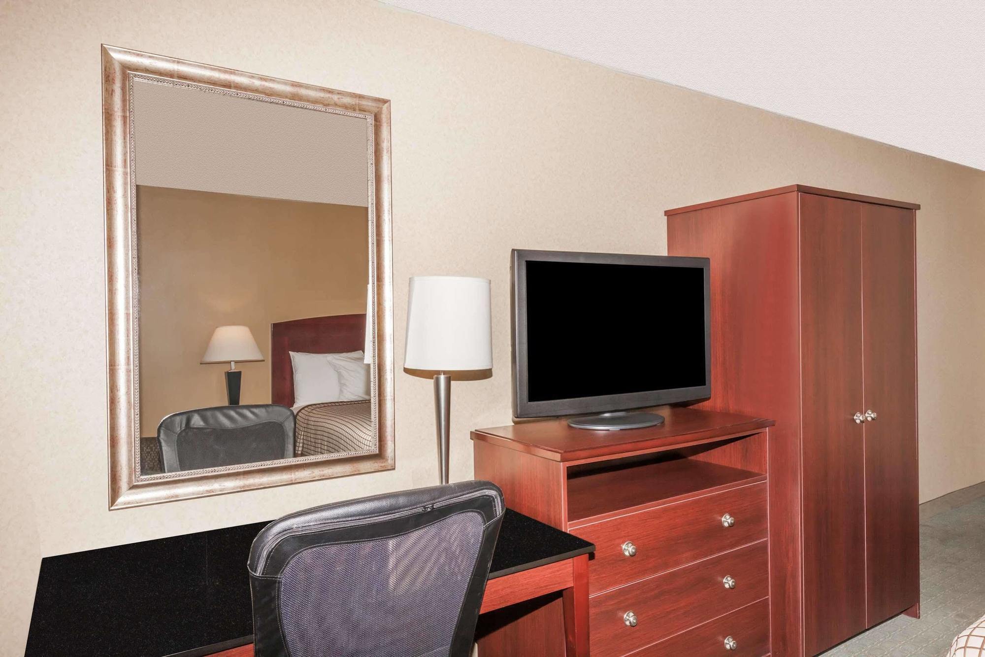 Days Inn By Wyndham Utica Buitenkant foto