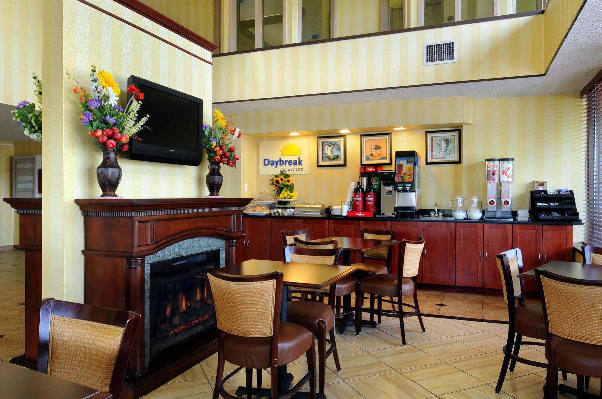 Days Inn By Wyndham Utica Buitenkant foto