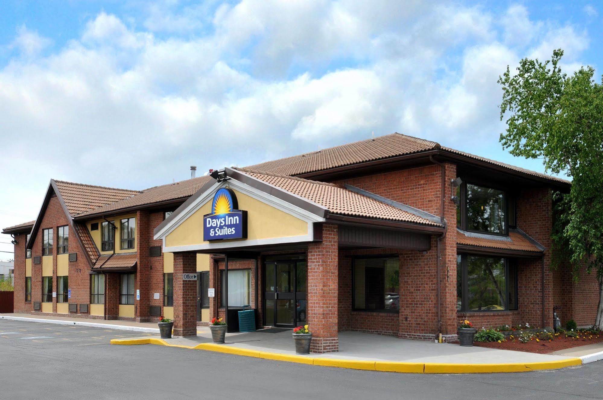 Days Inn By Wyndham Utica Buitenkant foto